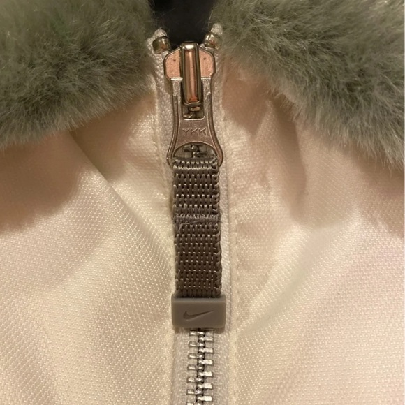 NWT Nike Vest Size Medium - Picture 4 of 11